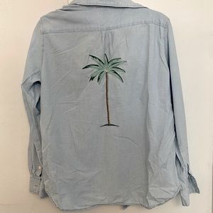 Levi’s button up. large. Boyfriend fit. Palm.